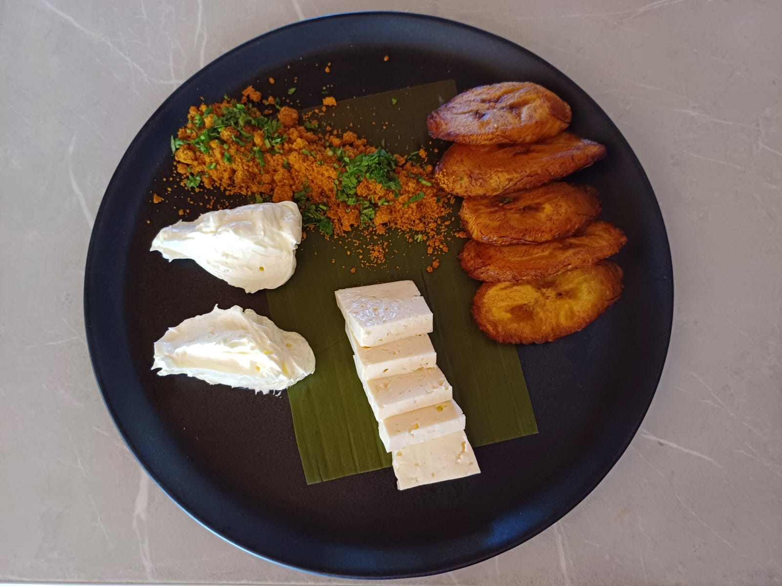 entrada manabita (mantequilla blanca, queso fresco, maduro y salprieta)
